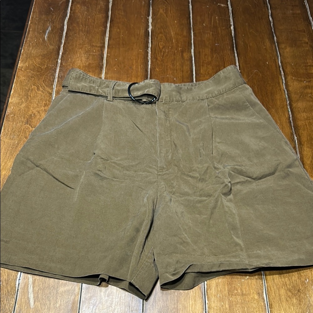Banana Republic Olive Green Bermuda Shorts Relaxed Fit size 8 - 98% Lyocell